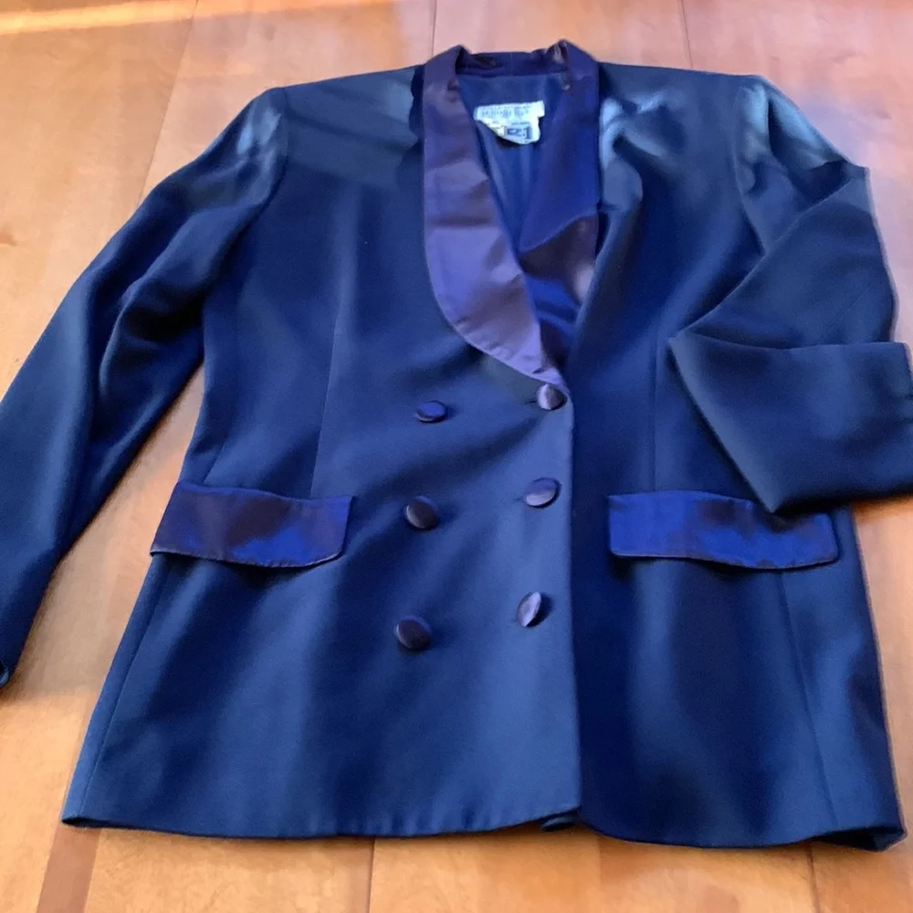 Suit - Picture 2 of 6